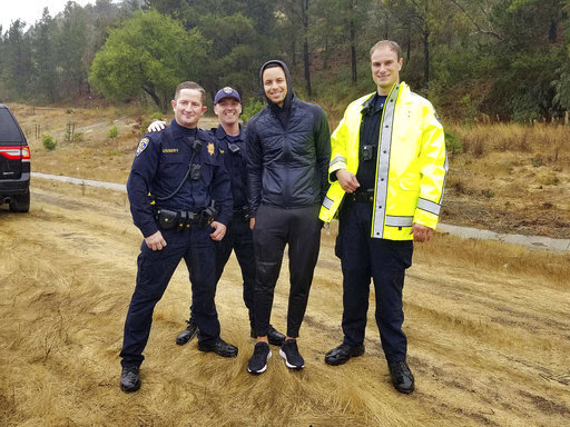 This photo provided by the California Highway Patrol, Oakland Division, NBA Golden State Warriors basketball star Stephen Curry, second from right, poses with CHP Officers, from left, Ussery, Childress and Anderson, after two drivers hit Curry's car on an Oakland, Calif., freeway Friday morning, Nov. 23, 2018. [Photo:California Highway Patrol Oakland via AP]