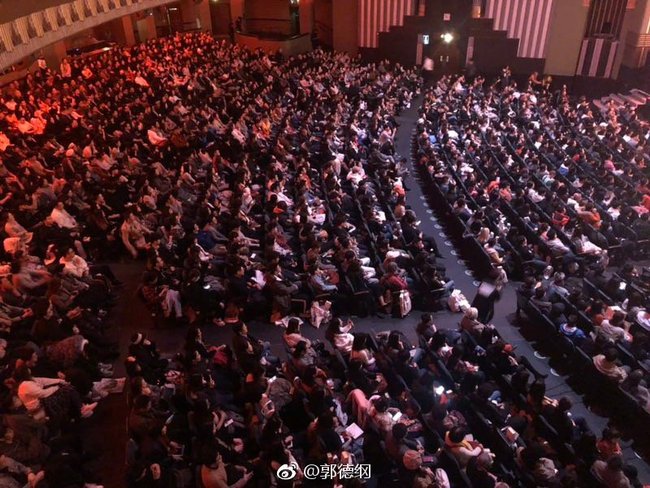 Guo Degang shows his performance venue in Manchester, U.K. on his Sina Weibo account on Tuesday, Nov 27, 2018. [Photo: weibo.com]