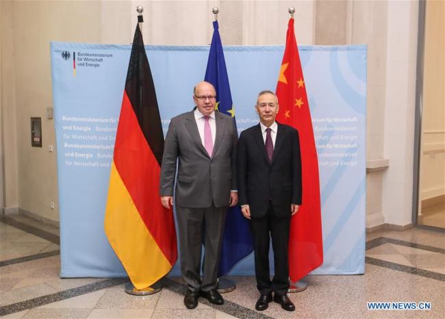 Chinese Vice Premier Liu He (R) meets with Peter Altmaier, German minister of economic affairs and energy, in Berlin, capital of Germany, Nov. 26, 2018. [Photo:Xinhua]