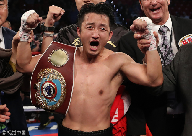 Zou Shiming of China poses after his unanimous-decision victory over Prasitsak Phaprom of Thailand during their WBO flyweight championship fight at the Thomas & Mack Center on November 5, 2016 in Las Vegas, Nevada. Shiming captured the WBO flyweight championship.[Photo:VCG]