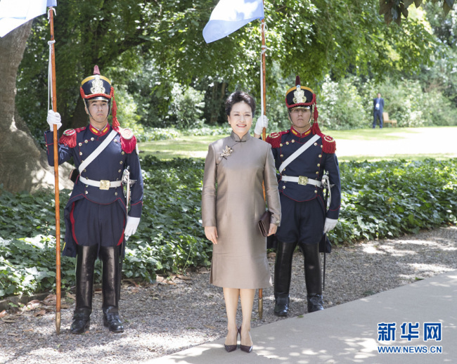 Peng Liyuan, wife of China's President Xi Jinping, visits Argentina's cultural landmark, Villa Ocampo, on the sidelines of the ongoing 13th G20 Summit held in Buenos Aires, Argentina on November 30, 2018. [Photo: Xinhua]