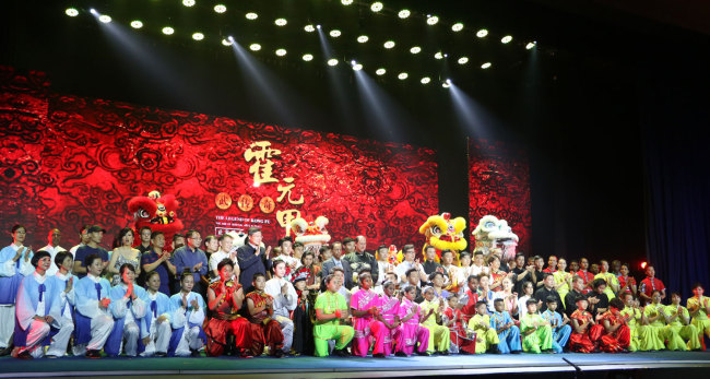 Actors and guests take a group photo after a stage show, the "Legend of Kungfu" in Mauritius, November 30, 2018. [Photo: China Plus/Gao Junya]