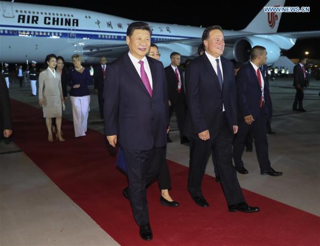 Chinese President Xi Jinping and his wife Peng Liyuan are warmly welcomed by Panamanian President Juan Carlos Varela and his wife Lorena Castillo Garcia in Panama City Dec. 2, 2018. [Photo: Xinhua/Xie Huanchi]