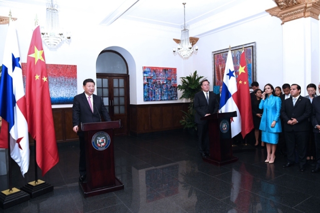 Chinese President Xi Jinping and his Panamanian counterpart Juan Carlos Varela meet with representatives of Chinese and Panamanian entrepreneurs on December 3, 2018. [Photo: Xinhua]
