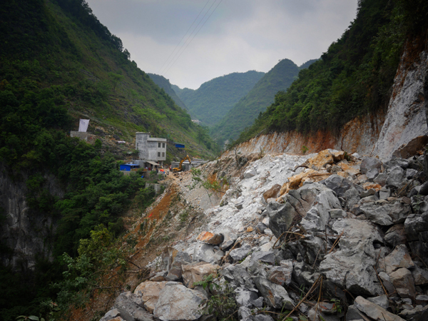 A new road is being built in Baohao Village in south China's Guangxi Zhuang Autonomous Region. [Photo: China Plus/Wang Xin] 