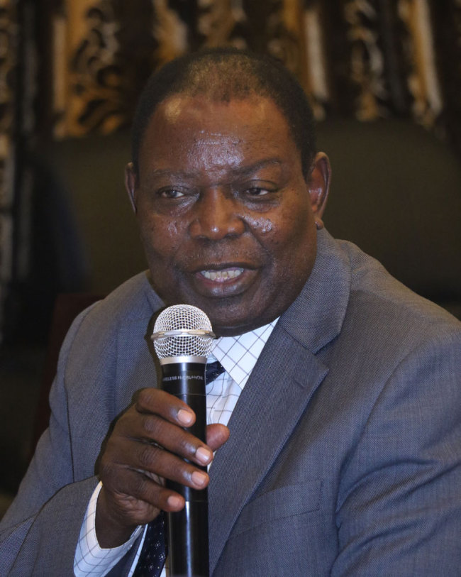 Ringson Chitsiko, Permanent Secretary for Zimbabwe's Ministry of Lands, Agriculture, and Rural Resettlement addresses an event to welcome the latest batch of senior agricultural experts from China to Zimbabwe on Wednesday, December 5, 2018. [Photo: China Plus/Gao Junya]