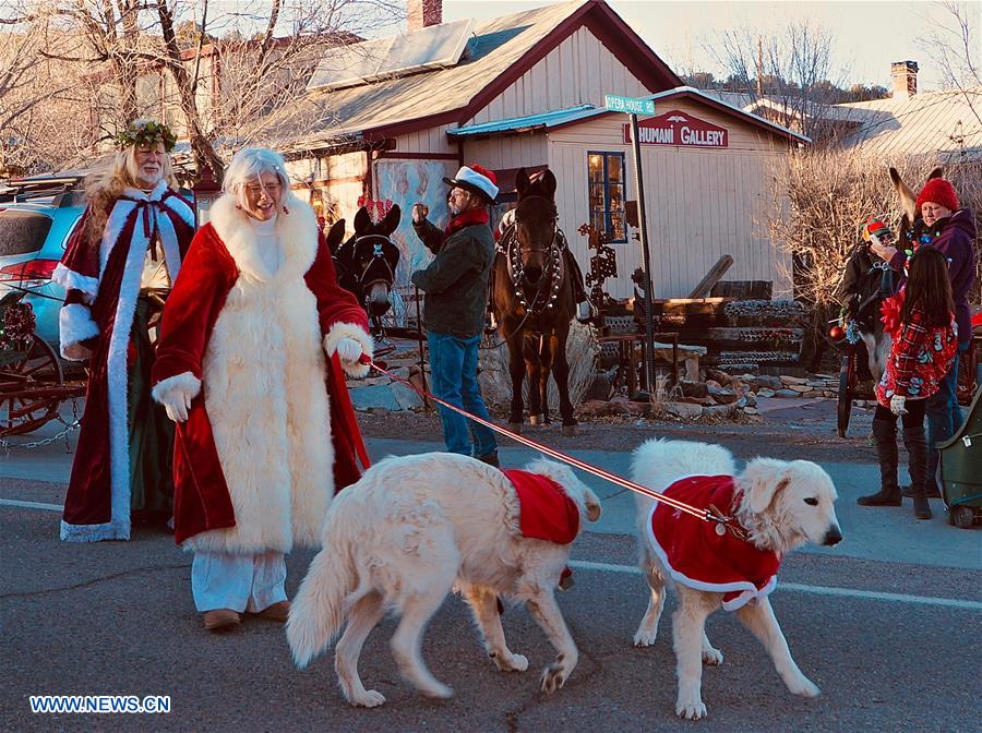 Feature Christmas parade in New Mexico ghost town China Plus