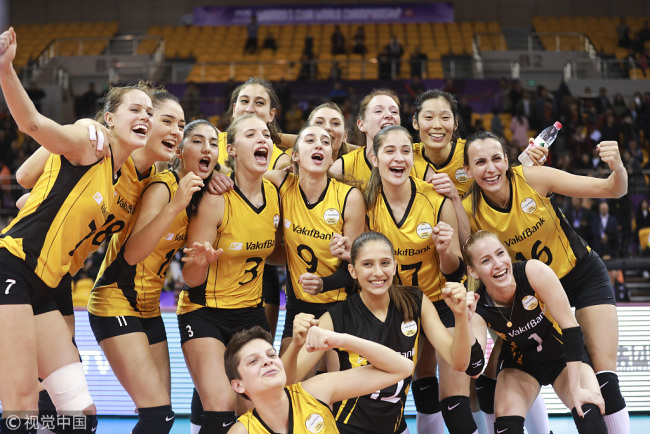 Players of VakifBank Istanbul celebrate their title at the 2018 FIVB Volleyball Women's Club World Championship after their straight set win over Minas Tenis Clube in the tournament final in Shaoxing, Zhejiang on Dec 9, 2018. [Photo: VCG]
