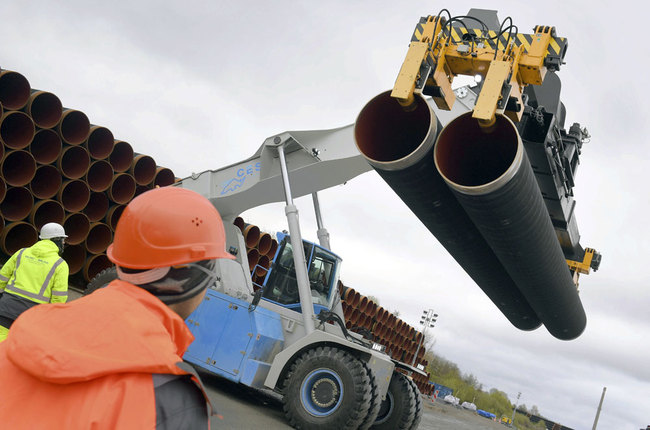 In this May 8, 2017 photo steel pipes for the North Stream 2 pipeline are uploaded in Mukran harbour in Sassnitz, Germany. [File photo: dpa via AP/Stefan Sauer]