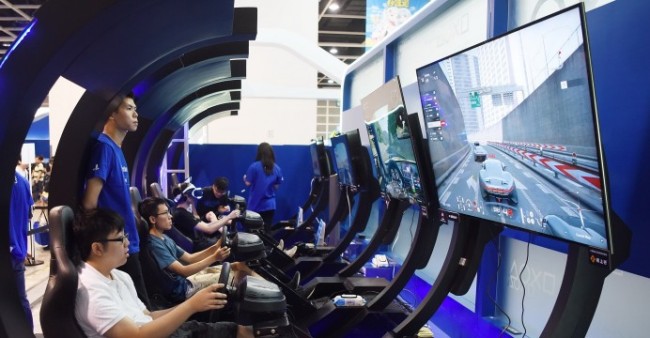 A picture shows young people playing e-sports games. [Photo:Xinhua]