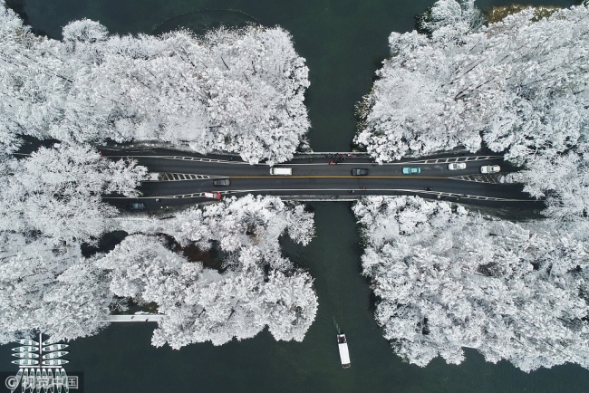 Arial photo from December 9, 2018, shows snow covering(覆盖 fùgài) West Lake(西湖) in Hangzhou, Zhejiang Province.  [Photo: VCG]