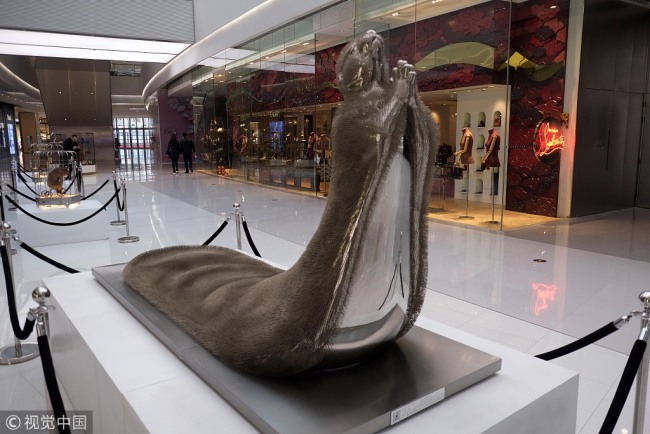 A range of sculptures(雕塑 diāosù) are on display(展示 zhǎnshì) at a shopping mall(商场 shāngchǎng) in Shenyang, on Dec.15, 2018. The furs(毛发 máofà) of the animal-shaped sculptures are made from sewing needles to embody the pain(痛苦 tòngkǔ) suffered(承受 chéngshòu) by the animals(动物 dòngwù) as their furs are taken by humans. [Photo: VCG]