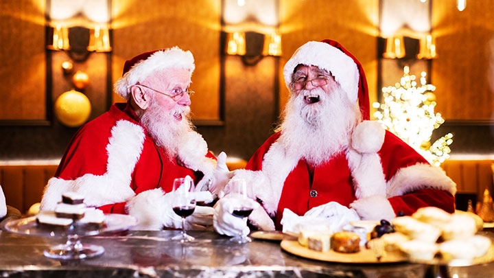 Santa Clauses relax at private club in London - China Plus