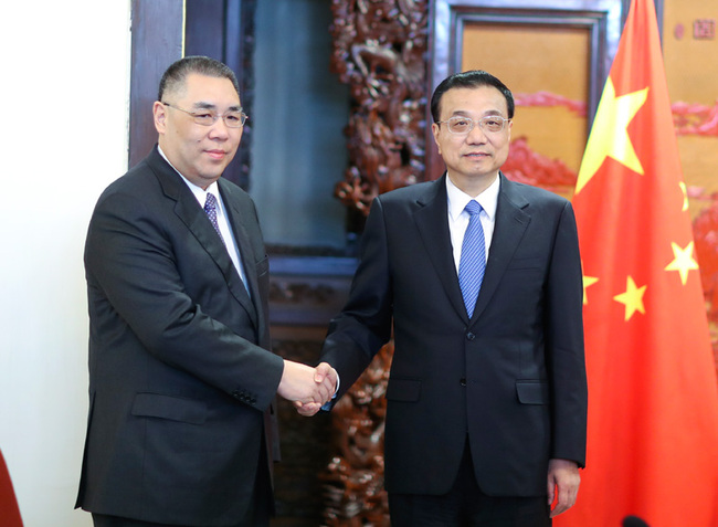 Chinese Premier Li Keqiang (R) meets with Chief Executive of the Macao Special Administrative Region (SAR) Chui Sai On in Beijing on Monday, December 17, 2018. [Photo: gov.cn]