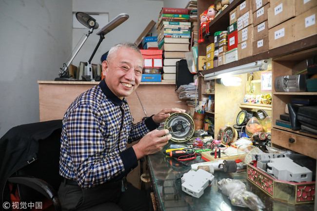 七旬大伯做了半个世纪的免费修理工 Since 1962, local repairman has been fixing things for free