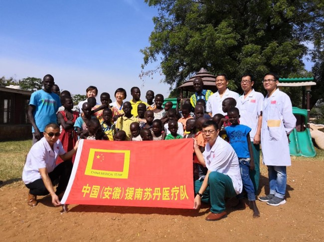 The 6th batch of China medical team in South Sudan pose for a group photo with children in a children's home in the capital Juba, Jubek State, October 6, 2018. [File Photo: mofcom.gov.cn]