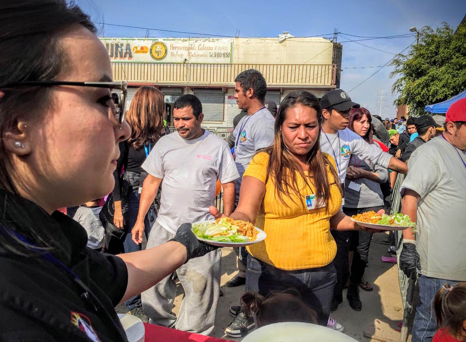 International chefs prepare paella for migrant refugees in Tijuana ...