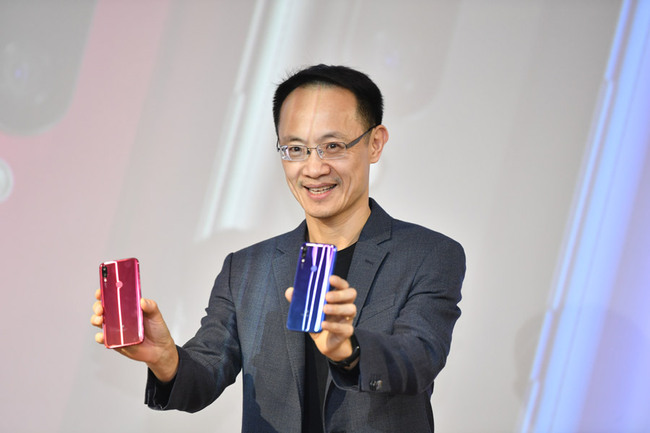 Xiaomi president Lin Bin introduces the Xiaomi "Play" smartphone at a Xiaomi New Product launch event, Beijing, December 24, 2018. [Photo: IC]