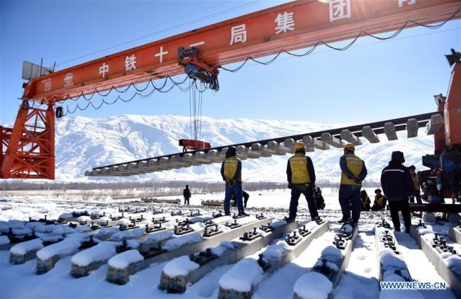 Workers(工人 gōngrén) are seen at a construction site on the Lhasa-Nyingchi section of the Sichuan-Tibet Railway in southwest China's Tibet Autonomous Region, Dec. 23, 2018.[Photo: Xinhua]