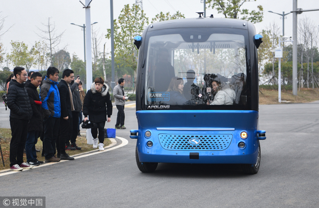 A driverless mini bus ferries visitors around an ecological park in Wuhan, Hubei Province on December 14, 2018. [File photo: VCG]