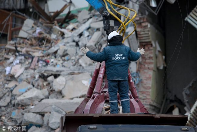 An emergency officers takes part in a rescue operation two days after a gas explosion rocked a residential building in Russia's Urals city of Magnitogorsk on January 2, 2019. [Photo: VCG]