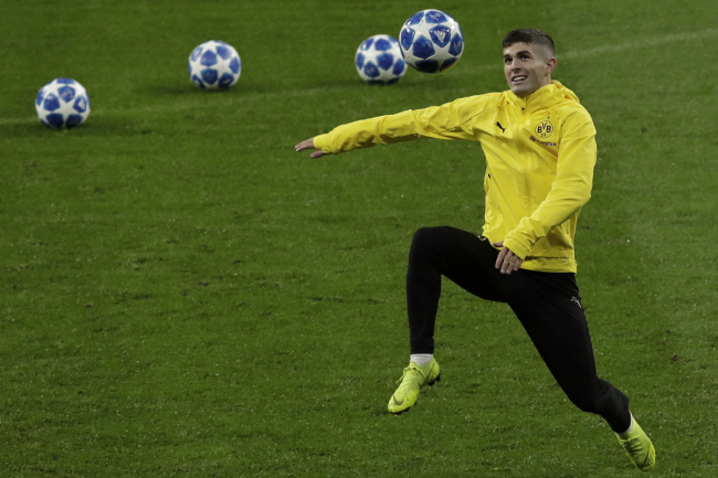 In this Nov. 5, 2018 file photo Borussia Dortmund's Christian Politic goes for a ball during a training session at Wanda Metropolitano stadium in Madrid, Spain, prior to the Champions League match between Atletico and Dortmund. Borussia Dortmund said in a statement on Wednesday, Jan. 2, 2019 that Chelsea found an agreement with Pulisic but he will remain on loan in Dortmund until the end of the season. [Photo: AP]