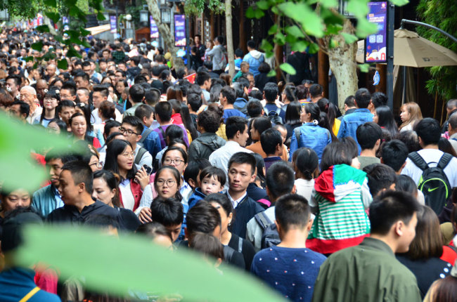 A scenic spot in Chengdu, Sichuan Province is flooded with people on October 3, 2018. [File photo: IC]