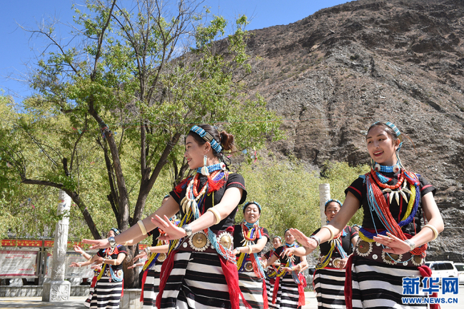 Locals performe in Shannan, Tibet Autonomous Region. [File Photo: Xinhua]