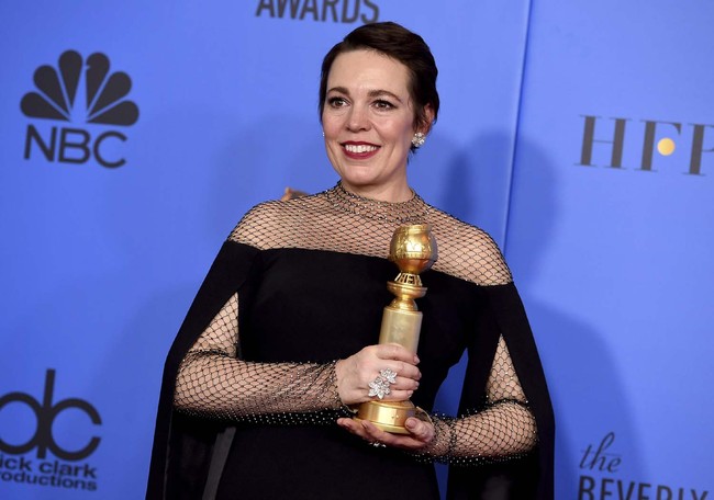 Olivia Colman poses in the press room with the award for best performance by an actress in a motion picture, musical or comedy for "The Favourite" at the 76th annual Golden Globe Awards at the Beverly Hilton Hotel on Sunday, Jan. 6, 2019, in Beverly Hills, Calif.[Photo：AP]