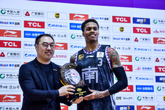 Joseph Young (Right) is given the MVP trophy after the CBA All-Star Game in Qingdao on Jan 13, 2019. [Photo: IC]