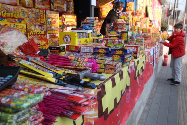 A firework booth in Beijing. [File photo: IC]