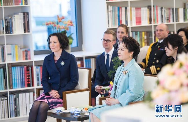 Peng Liyuan, the wife of Chinese President Xi Jinping, attended a performance with Jenni Haukio, wife of Finnish President Sauli Niinisto on January 15, 2019. [Photo: Xinhua]