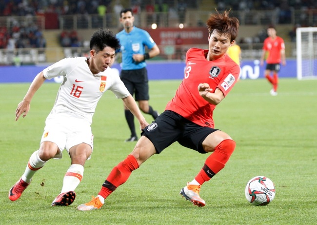 Kim Jinsu (R) of South Korea in action against Jin Jingdao of China during the 2019 AFC Asian Cup group C preliminary round match between South Korea and China in Abu Dhabi, United Arab Emirates, 16 January 2019. [Photo: IC]