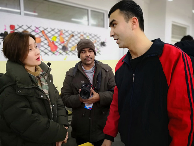 A Sri Lankan reporter speaks with students at a training center. [Photo: China Plus]