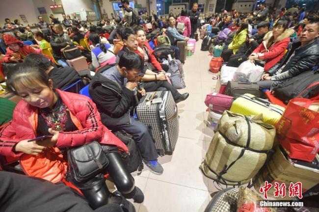Passengers at Beijing Railway Station, Jan 21, 2019. [Photo/Chinanews.com]