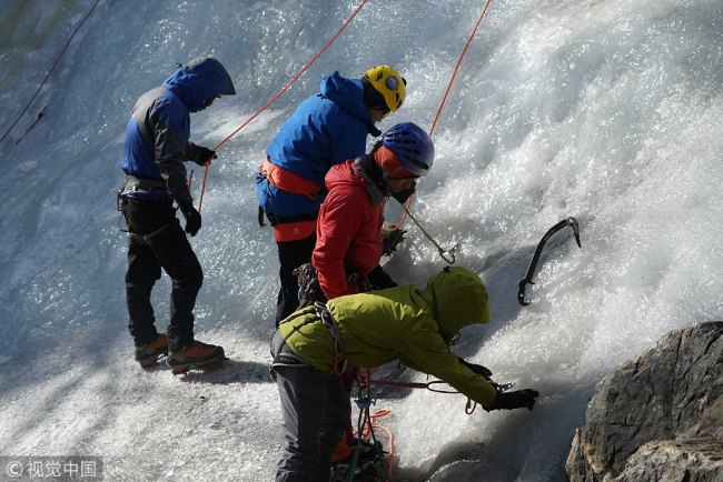 四姑娘山正是“攀冰”好时节 Climbers enjoy a cool activity on Mount Siguniang