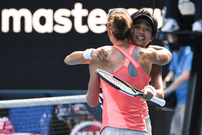 Australia's Samantha Stosur (L) and China's Zhang Shuai celebrate winning the women's doubles final against Hungary's Timea Babos and France's Kristina Mladenovic on day 12 of the Australian Open tennis tournament in Melbourne on January 25, 2019. [Photo: AFP/Saeed KHAN]