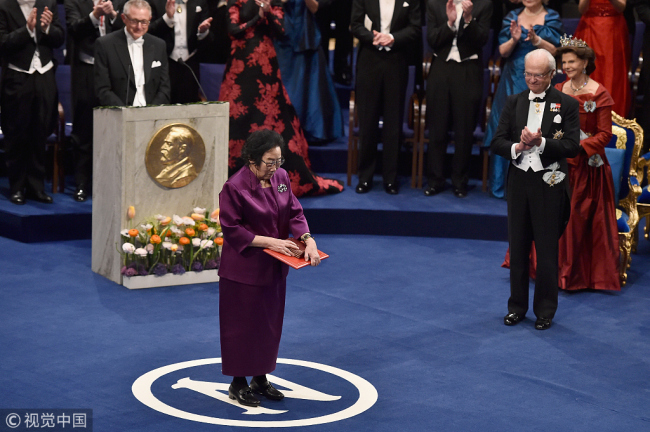 Tu Youyou, winner of the Nobel Prize in Physiology or Medicine, acknowledges the applause after she received her prize from King Carl XVI Gustaf of Sweden during the Nobel Prize Awards Ceremony at Concert Hall on December 10, 2015 in Stockholm, Sweden. [File Photo: VCG]