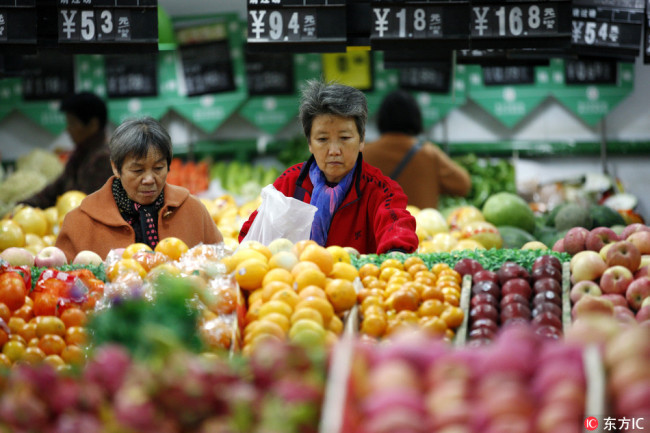 Chinese customers buy fruits at a supermarket in Huaibei city, east China's Anhui province. [Photo: IC]