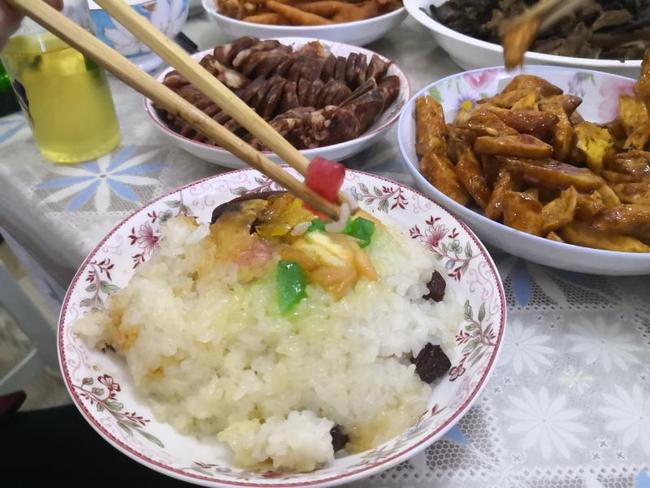 "Eight-treasure rice pudding," Babaofan in Mandarin, is a combination of sticky rice, sugar, red dates and raisins. The traditional dish is popular across the country. It is said to embody auspiciousness, peace and happiness for the coming year. [Photo: China Plus/Guo Yan]