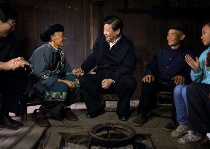 Xi Jinping visits Shi Qiwen and his family at Shibadong Village  of central China's Hunan Province in November 2013. [Photo: Xinhua]