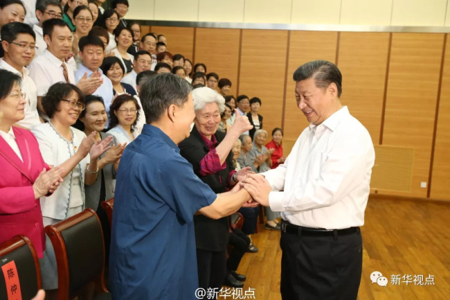 President Xi Jinping returns to Beijing Bayi School to meet some of its teachers. [Photo: Xinhua]