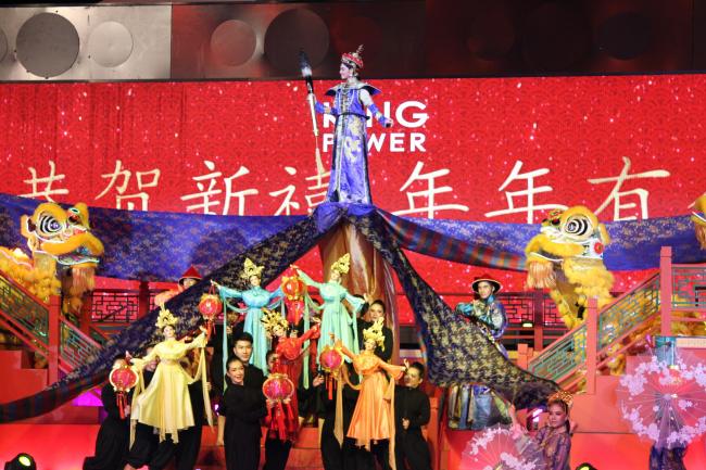 A dazzling Chinese style song and dance performance at a shopping mall in Thailand to mark the first day of the Lunar New Year on February 5, 2019. [Photo: China Plus/Li Min]