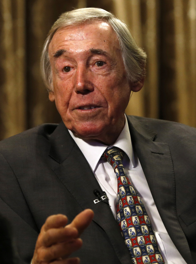 In this Tuesday, Jan. 5, 2016 file photo former England goalkeeper Gordon Banks talks to the media at the Royal garden Hotel in London. English soccer club Stoke said Tuesday Feb. 12, 2019 that World Cup-winning England goalkeeper Gordon Banks has died at 81. [File Photo: AP/Alastair Grant]