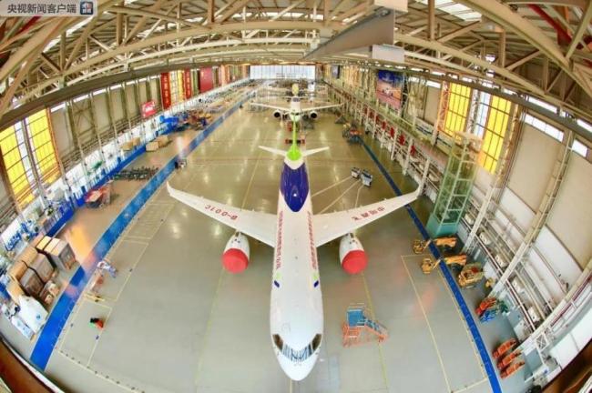 Three C919 jets that just concluded test flights in Shandong Province are gathered at the assembly shop in Pudong, Shanghai during the Spring Festival. [File photo: CCTV]