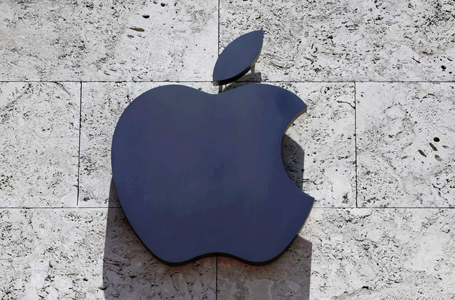 An Apple logo at a store in Miami Beach on August 8, 2017. [Photo: AP]