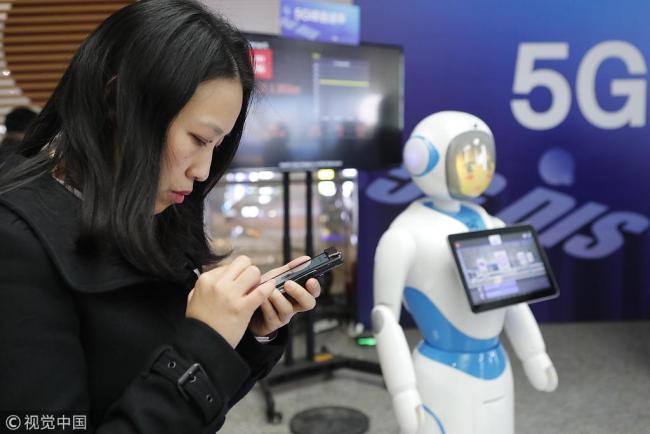 A passenger uses 5G network to surf the internet at an experience zone in the Shanghai Hongqiao Railway Station on Monday, February 18, 2019. [Photo: China News Service/VCG]