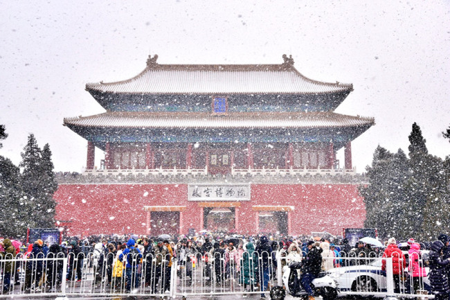 Beijing embraces this winter's third snowfall on Feb 14, and lots of people choose to see snow scenery at the Palace Museum. [Photo: chinadaily.com.cn]