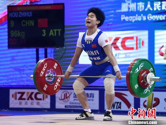 Chinese weightlifter Hou Zhihui makes an attempt at the International Weightlifting Federation (IWF) World Cup in Fuzhou, Fujian Province, on Saturday, Feb. 23, 2019.[Photo: Chinanews.com]