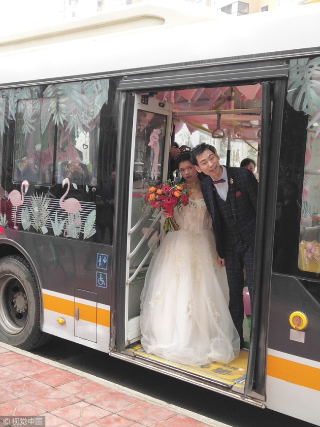  这里有一辆开往幸福殿堂的公交车 New Couple in Chengdu rents bus as wedding car